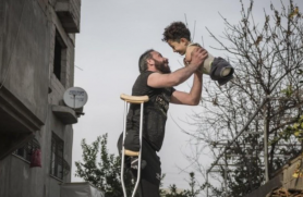 Fotografia anului 2021 // „Încercările vieții". Povestea înduioșătoare din spatele unei imagini